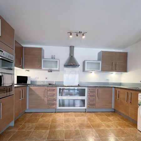 Comfort Seaside Two-Bedroom Apt Суонси Экстерьер фото