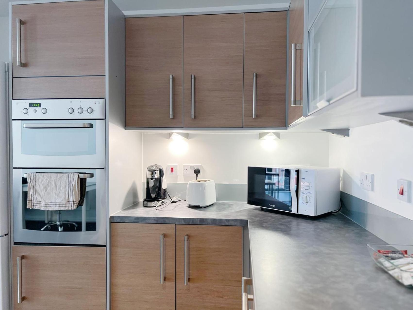 Comfort Seaside Two-Bedroom Apt Суонси Экстерьер фото