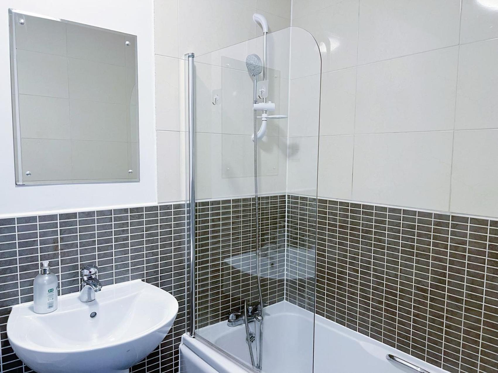 Comfort Seaside Two-Bedroom Apt Суонси Экстерьер фото